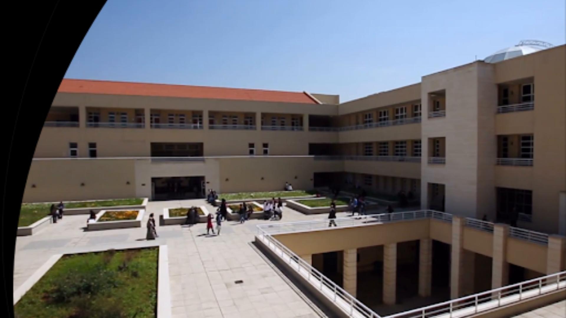 فضيحة على مداخل الجامعة اللبنانية