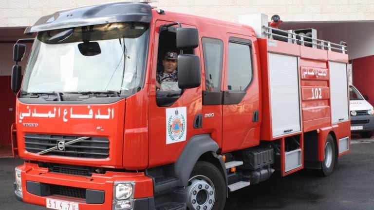 Civil Defense rescues citizens trapped in snow in Faqra road