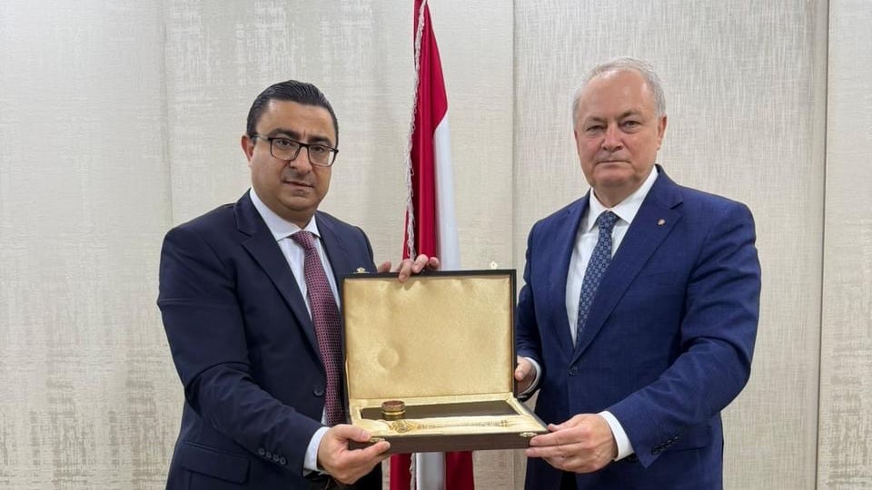 السفير الروسي يهنّئ مدعي عام التمييز ويقدّم له درعاً تقديرية