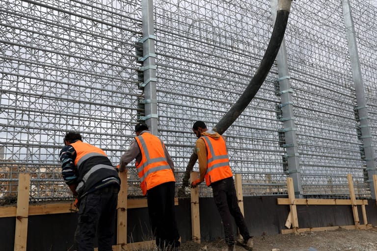 تل أبيب تضغط على بيروت بـ"الجدار" وتعتدي على "اليونيفيل"