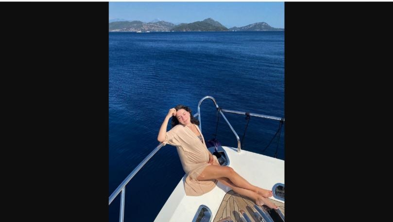 بالصور: بيرغوزار كوريل تطلّ بأشهر حملها المتقدمة بطفلتها الثالثة