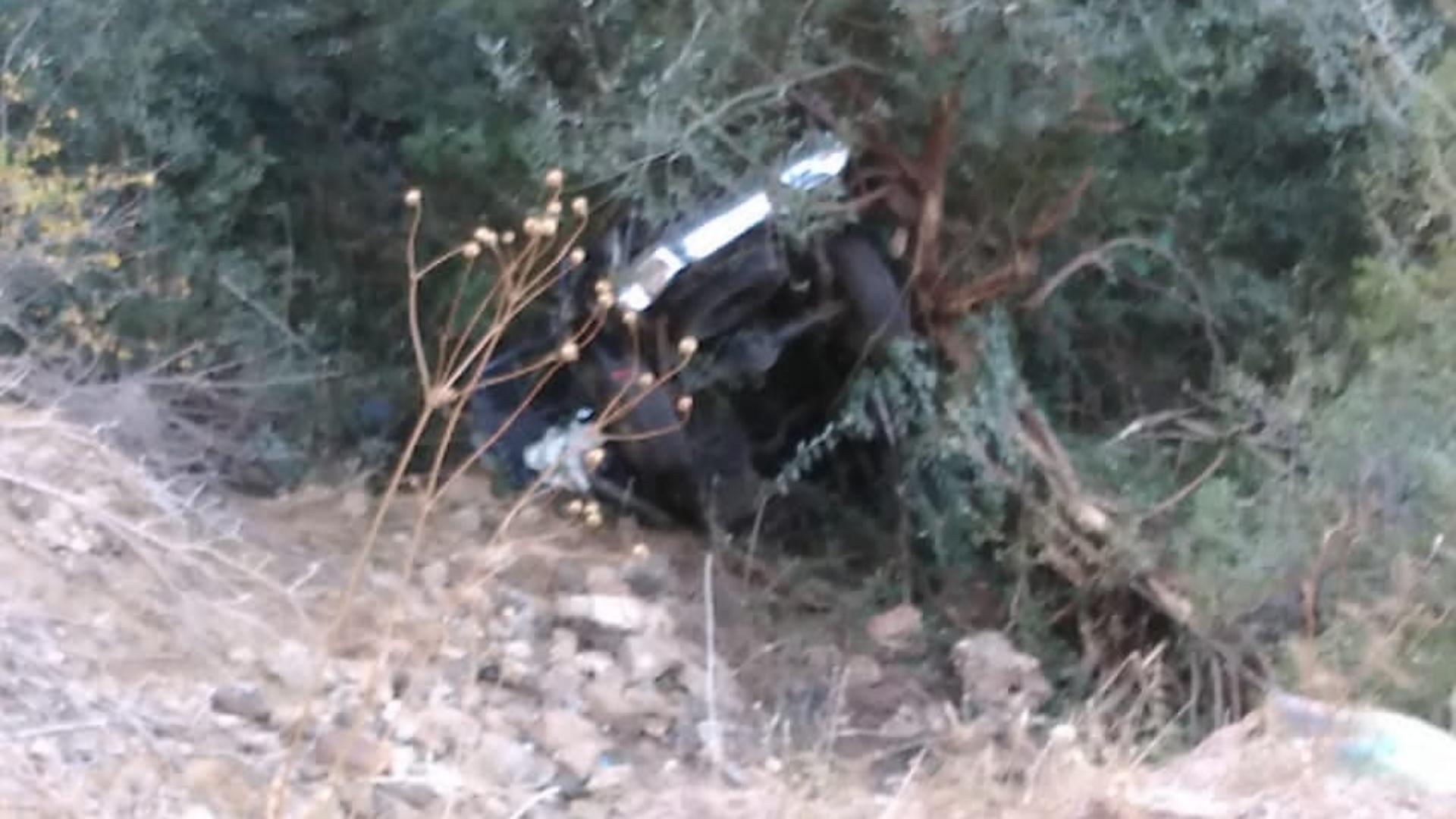 سقطت سيّارتهما في وادي قنوبين... بالصور: حادث سير مروّع