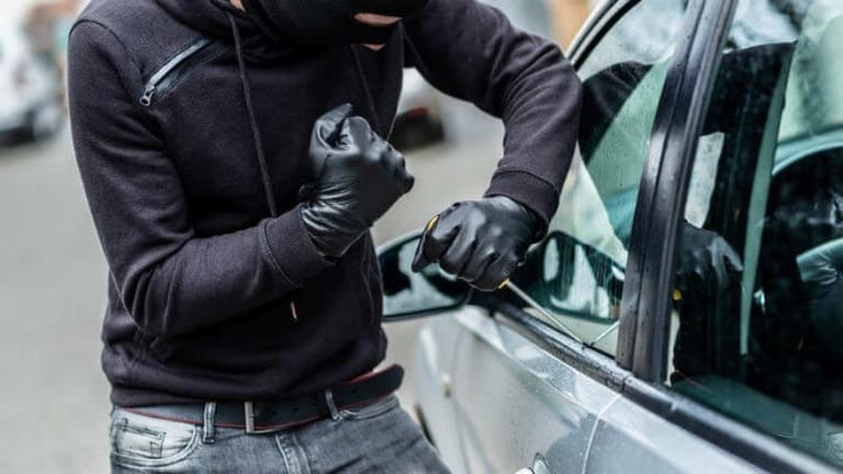 "خلّي عينك عشرة عشرة على سيارتك"...