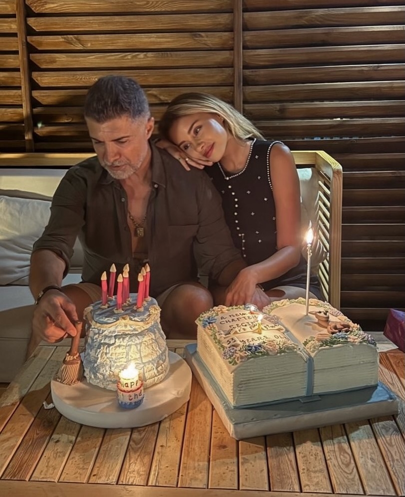 قبلة حب في عيد ميلاد أوزجان دينيز