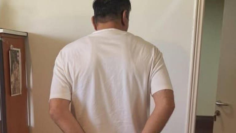 يزاول مهنة الطب داخل منزله.. من دون ترخيص!