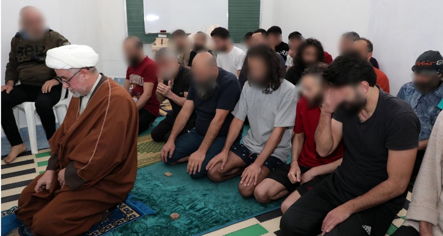 صلاة في السجون
