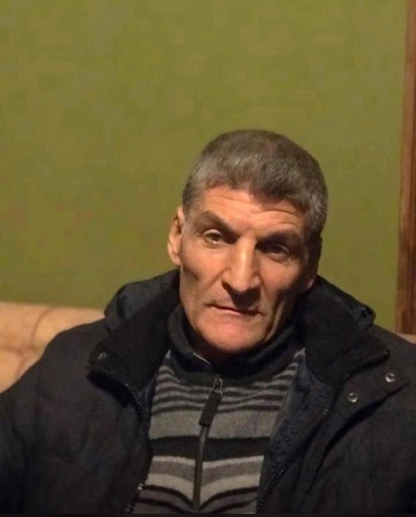 معين شريف يفجع بوفاة أخيه غير الشقيق عن 59 عامًا