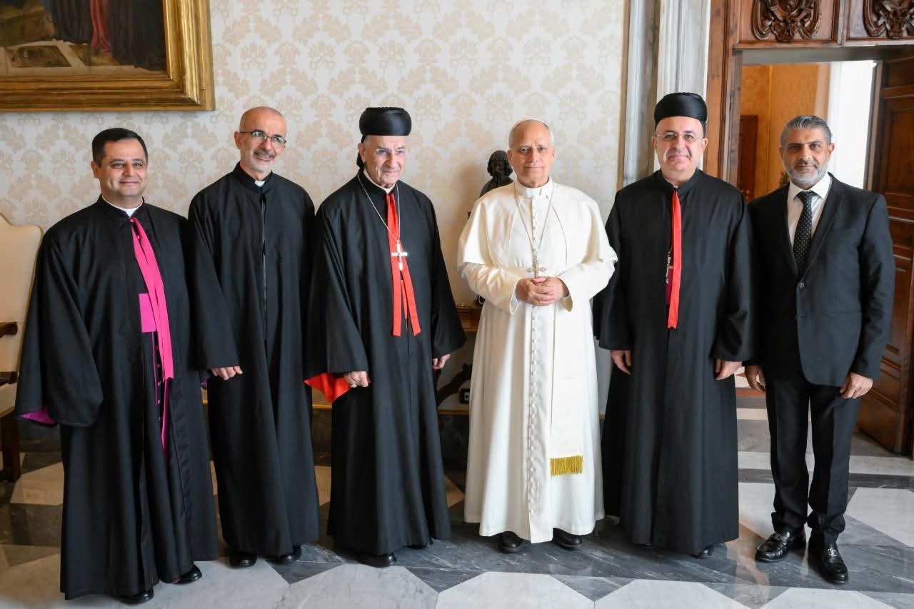 بالصور: اللقاء الأول... وهدية للبابا