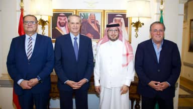 شقير يبحث مع بخاري في تعزيز الشراكة الاقتصادية بين البلدين

@MohamedChoucair 
@bukhariwaleeed