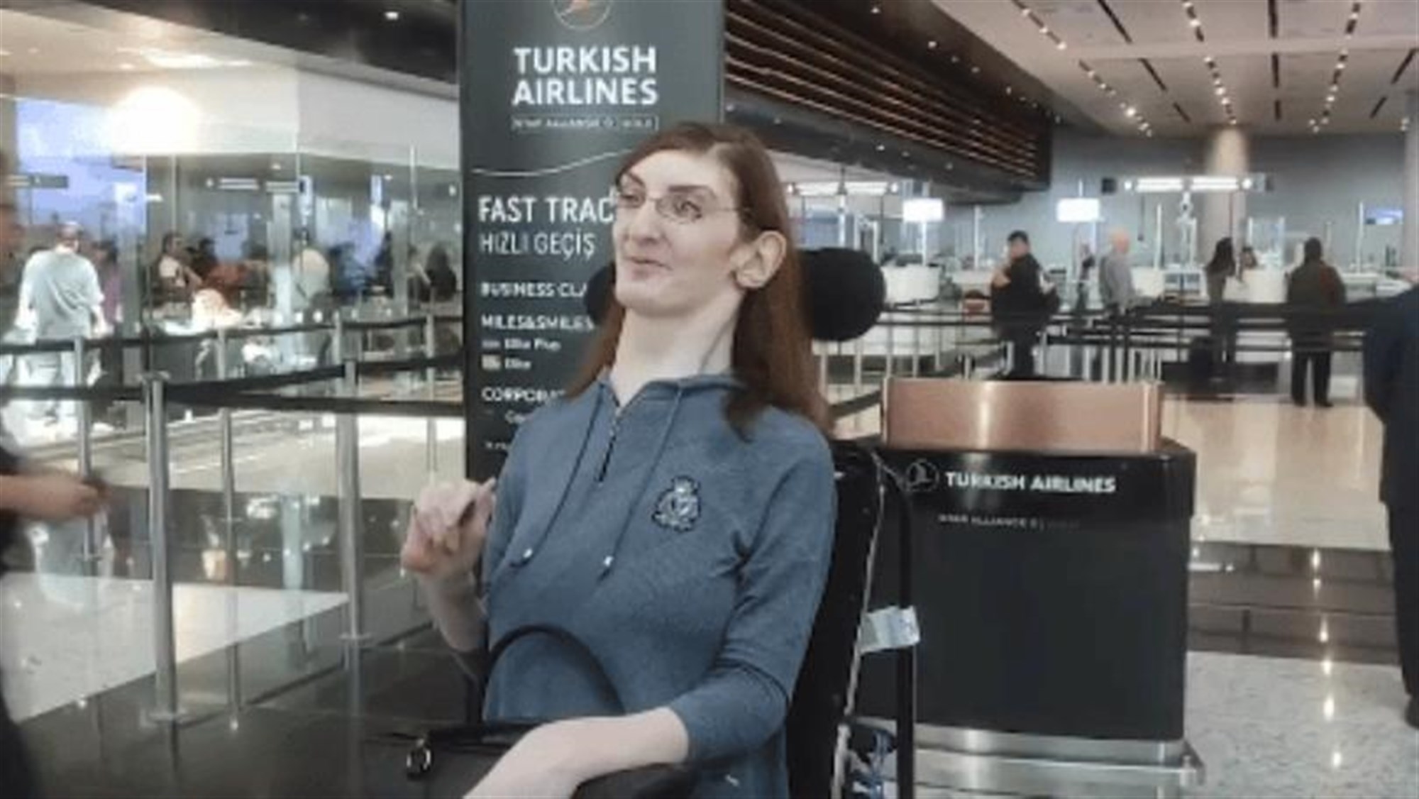 Photos: World's Tallest Woman Travels on Plane for First Time