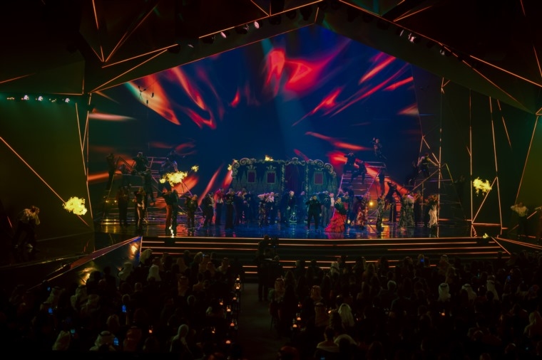 أول تعليق من تامر حسني على "العرض الطائر" في Joy Awards