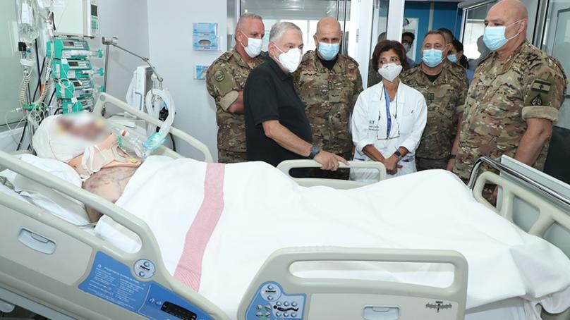 بالصّور: قائد الجيش عاد المعاون الجريح جرّاء تحطّم الطوّافة