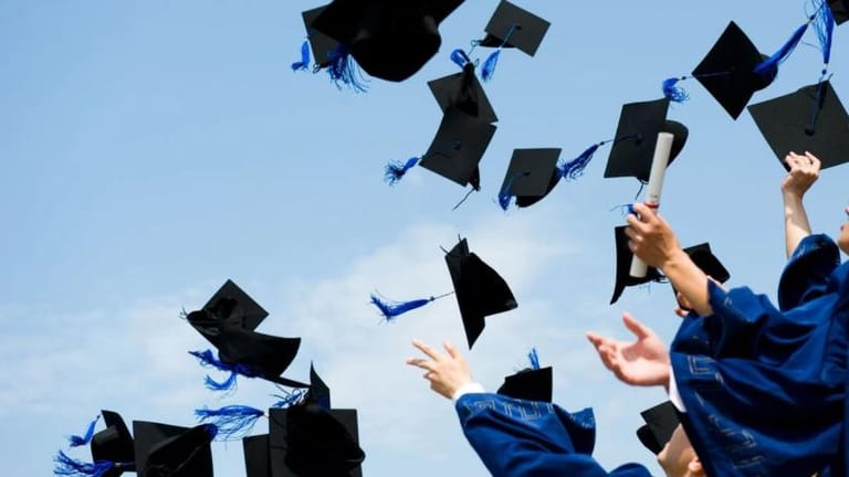 تخرّج بلا سياسيّين!