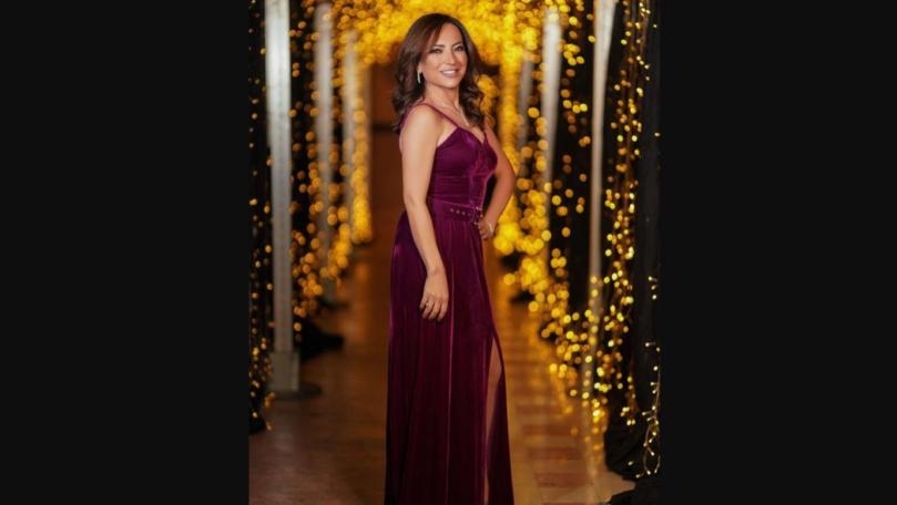 أمل عرفة وابنتاها الشابتان: "على بابي واقف قمرين"