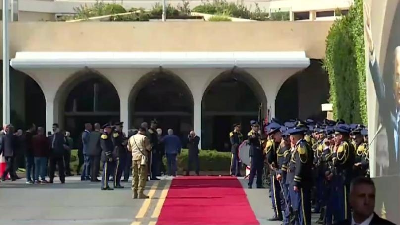 Photos: President Aoun leaves Baabda Palace to the outer courtyard and salutes the work team that accompanied him during his term