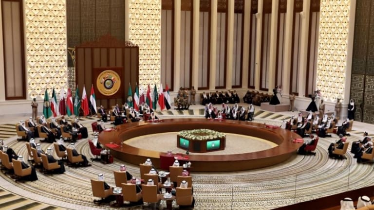 أوساط خليجيّة للبنانيين: من دون سيادة كاملة.. لا تحلموا بأيّ مساعدات!