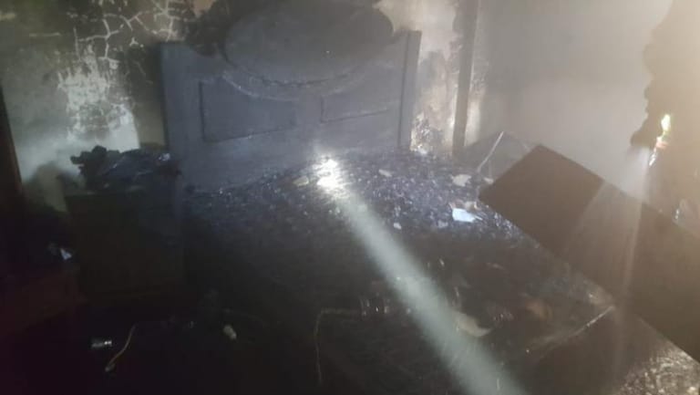 جريح باندلاع حريق داخل منزل