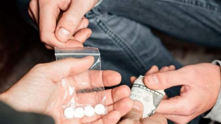 مخدرات في المعاملتين... في سيارة وفندق!