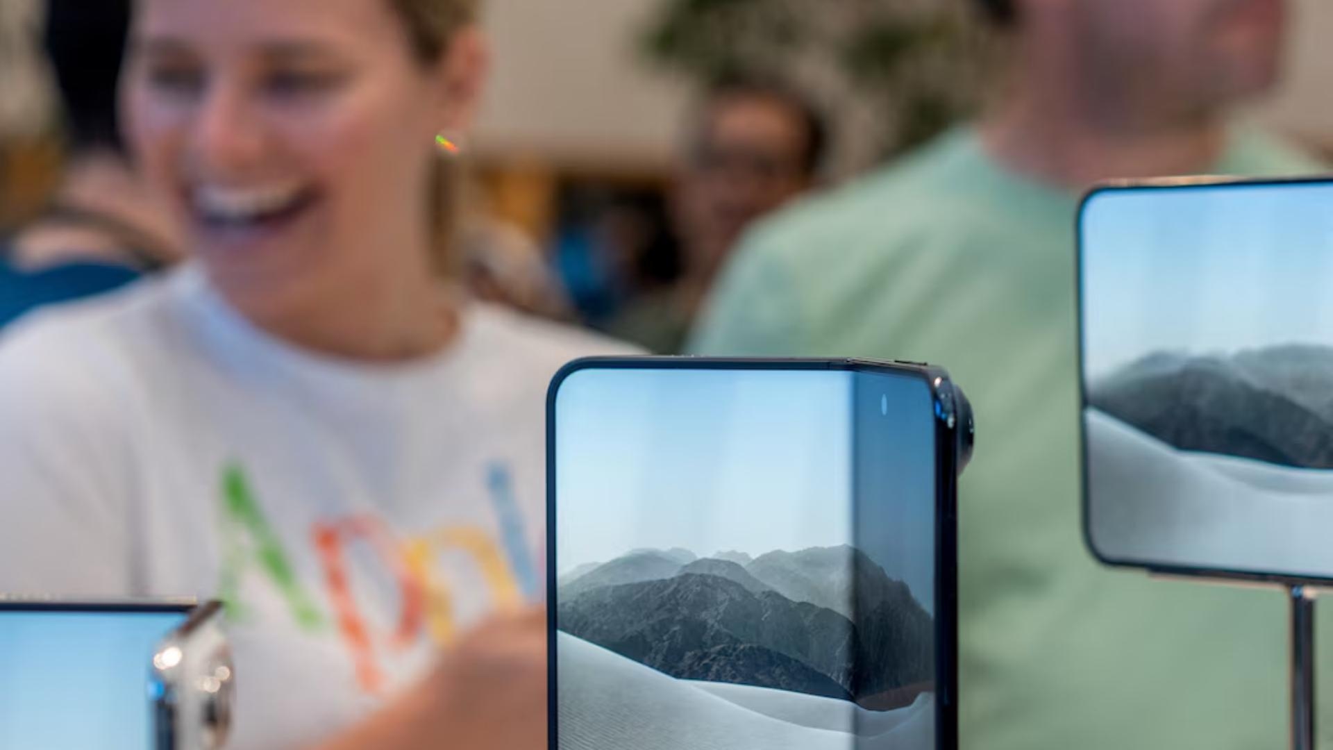 Apple Says it Will Replace iPhone Duo Units