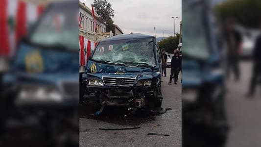 بالفيديو والصور: تعرّض شاحنة تحمل اسم أحد ضحايا انفجار المرفأ لحادث كبير أثناء جولة لها في بيروت