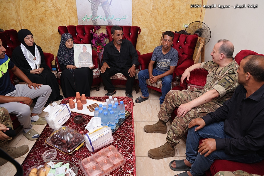 بالصور: بعد التفجير... قائد الجيش في وادي زبقين