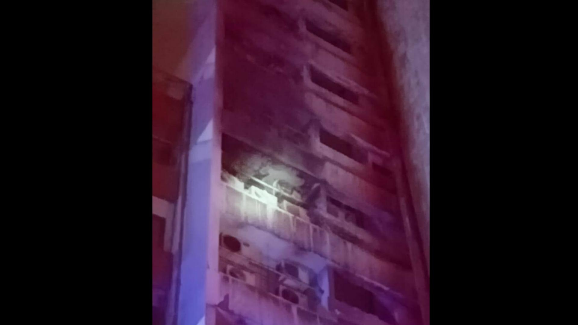 إخماد حريق داخل فندق... وحالات ضيق تنفّس