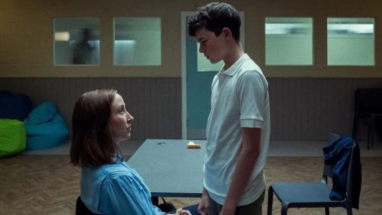 بأمر الحكومة... عرض مسلسل "مراهق العائلة" في مدارس بريطانيا