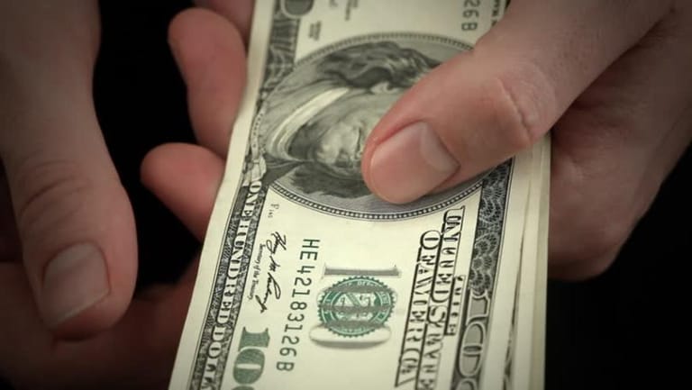 هبوط سريع في سعر الدولار في السوق السوداء