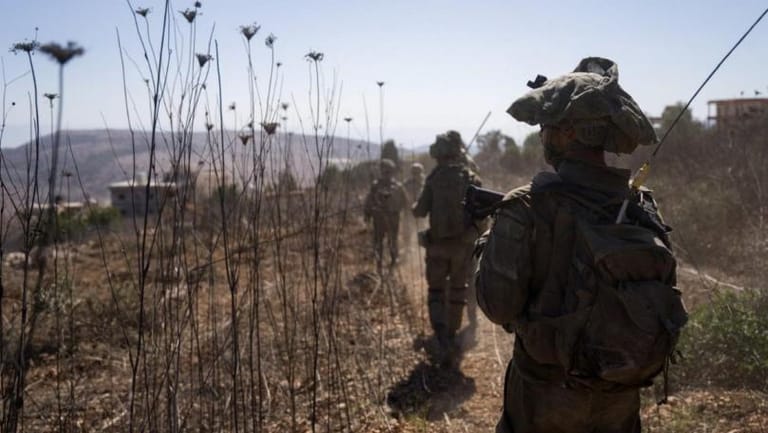 جرافات وسواتر وأجهزة تجسّس... ماذا يحصل في موقع بلاط؟