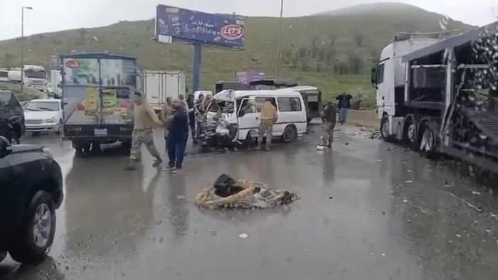 بالفيديو: حادث سير مروّع بين شاحنة و"فان" لنقل الركاب