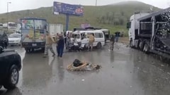 بالفيديو: حادث سير مروّع بين شاحنة و"فان" لنقل الركاب