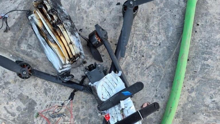 بالصورة: "درون" إسرائيليّة ألقت قنبلة... وعُثر عليها محطّمة