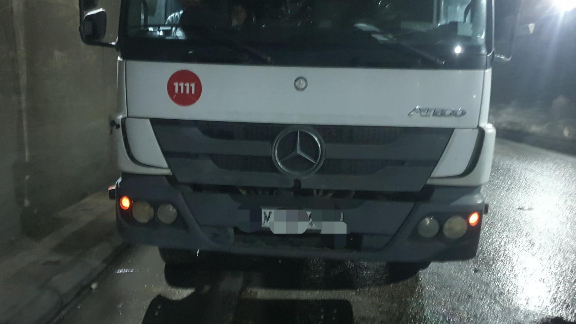 التحكم المروري: تصادم بين شاحنة و"فان" داخل أول أنفاق المطار باتجاه بيروت والأضرار مادية ودراج من مفرزة سير بعبدا يعمل على المعالجة