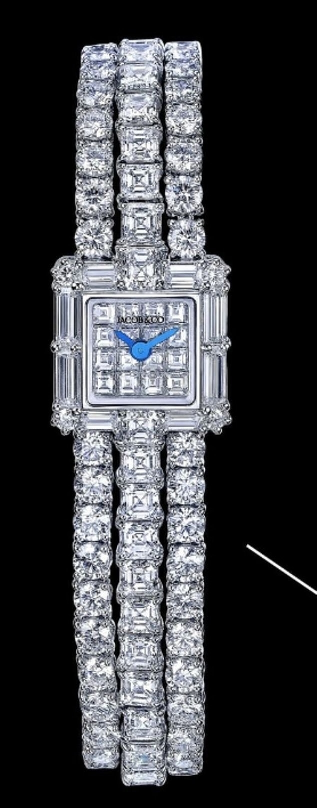 ريهانا تضع ساعة حول كاحلها مرصعة بالألماس والذهب