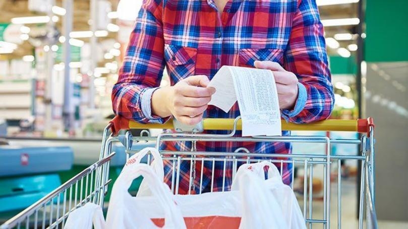 بعد تراجع الدولار… متى تنخفض الأسعار؟