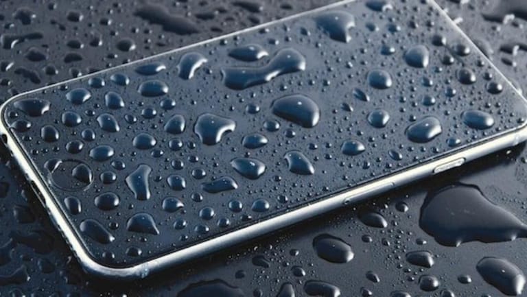 خطوات عمليّة لتجفيف الهاتف عند تعرّضه للبلل