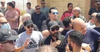 بالصور: أحمد حلمي في تشييع والدته بحضور منى زكي وابنتهما
