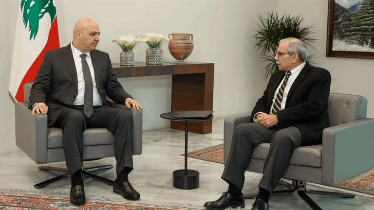 "كوتش نواف" واللعب الفردي… والتوفيق بين بول والمكتبة!