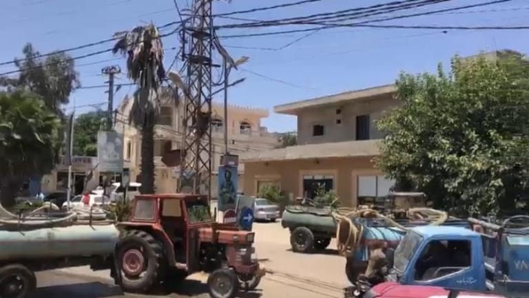 قطع طريق بالجرّارات الزراعية والصهاريج!