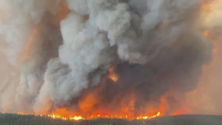 حرائق ضخمة تهدّد الآلاف...