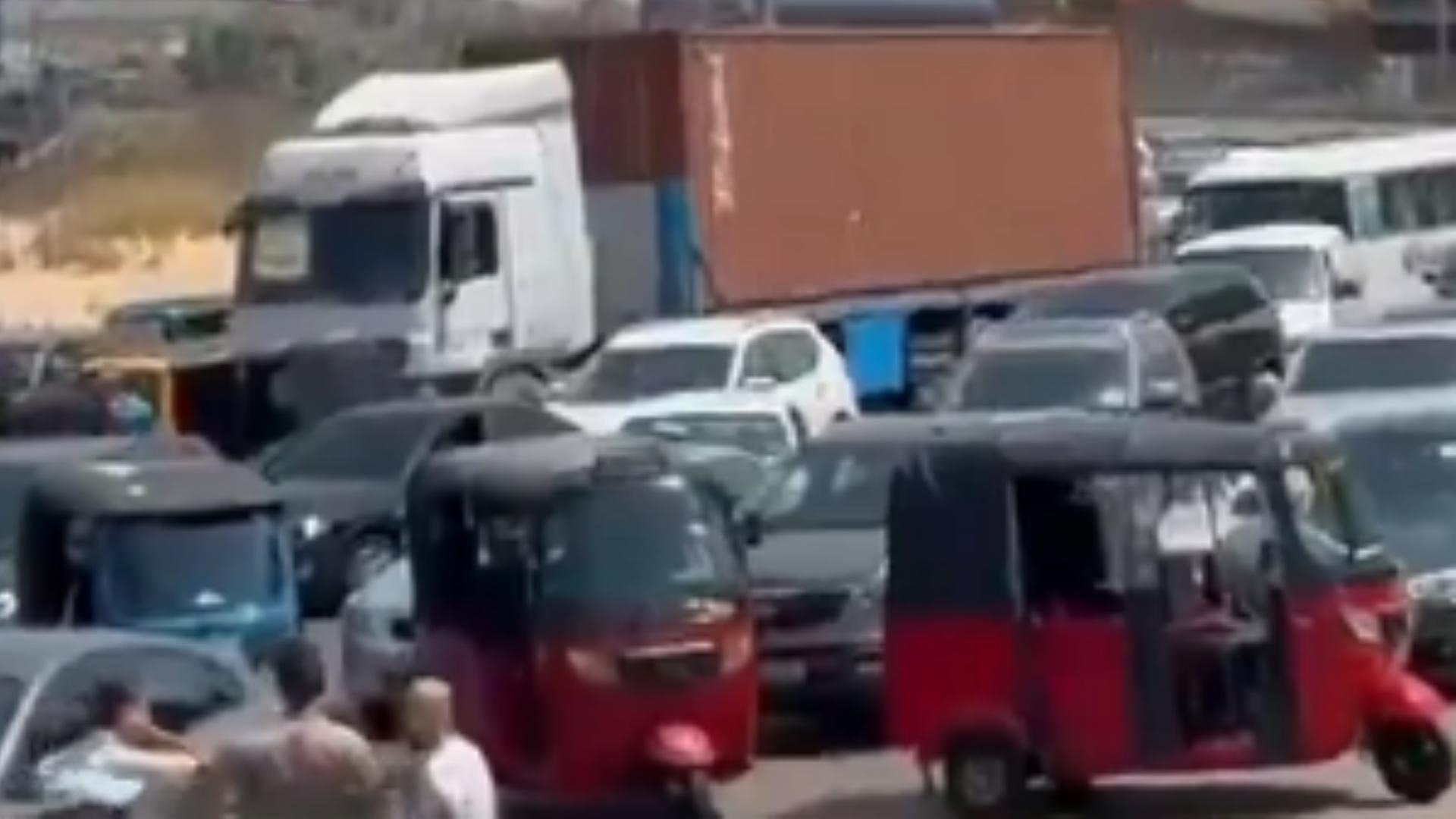 بالفيديو: قطعوا الطّريق بالـ"توك توك"!