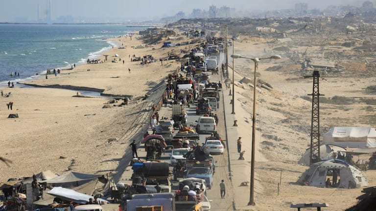 Israeli Tanks Push Deeper into Gaza City as Trump Talks Peace