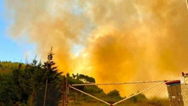 مجموعة كبيرة من شبان دير القمر يحاولون إطفاء الحريق عند تلة الصليب إلى جانب عناصر الدفاع المدني