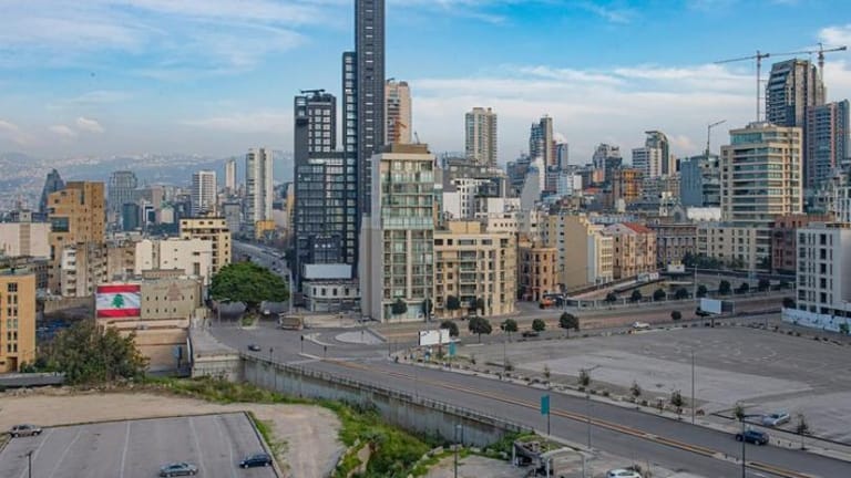 تجّار لبنان ينذرون السياسيين وينادون المقيمين والمغتربين... التفاصيل في نشرة الأخبار