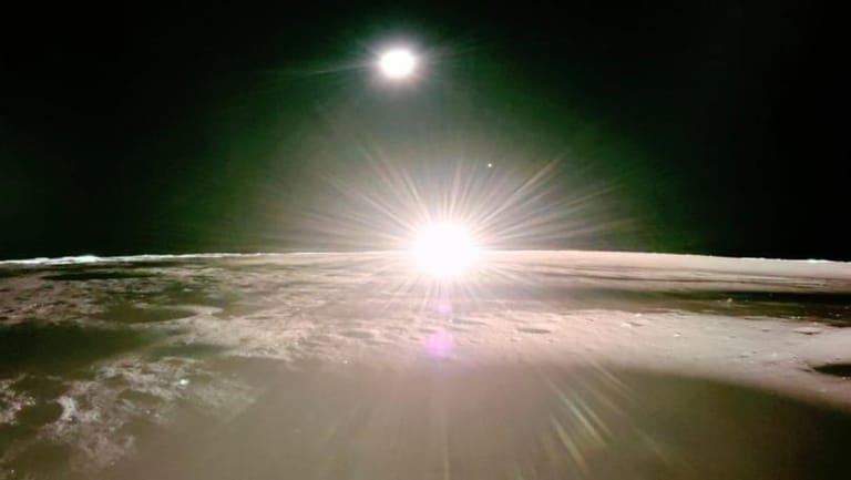 بالصور: الشمس والأرض... و"الغروب القمري"