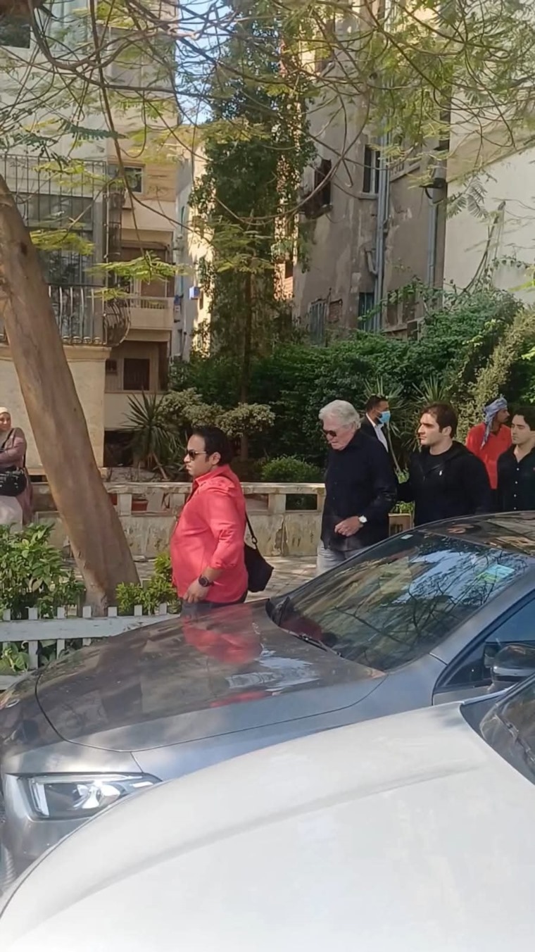 بالصور: ظهور مؤثر لحسين فهمي في جنازة شقيقه