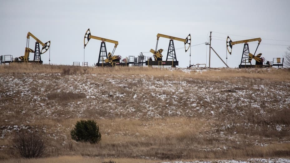 Oil prices wobble on worries over China economy, US rate path