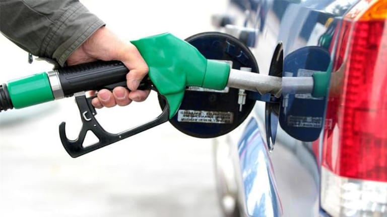 "دولرة" البنزين... ولو بعد حين!