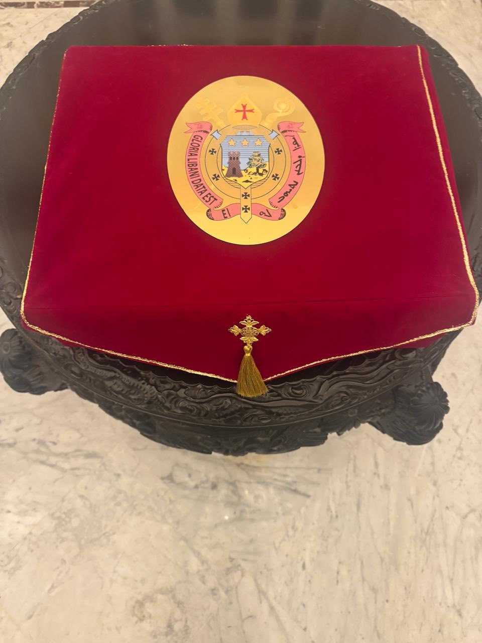 بالصور: اللقاء الأول... وهدية للبابا