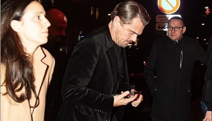 بالصور: ليوناردو دي كابريو في باريس مع صديقته الجديدة